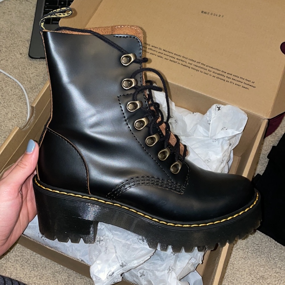 EUC “LEONA” DOC MARTENS SIZE SEVEN!